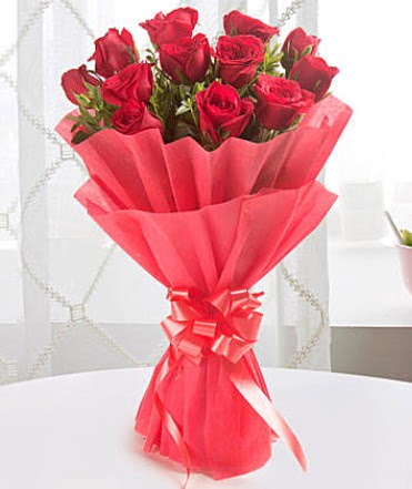 12 adet kırmızı gülden modern buket  Erzincan anneler günü çiçek yolla 