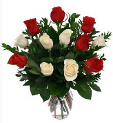 Vazo içerisinde 6 kırmızı 6 beyaz gül  Erzincan güvenli kaliteli hızlı çiçek 