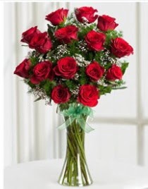 Cam vazo içerisinde 11 kırmızı gül vazosu  Erzincan hediye çiçek yolla 